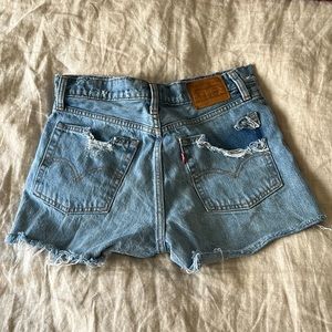LEVI’S DENIM SHORTS